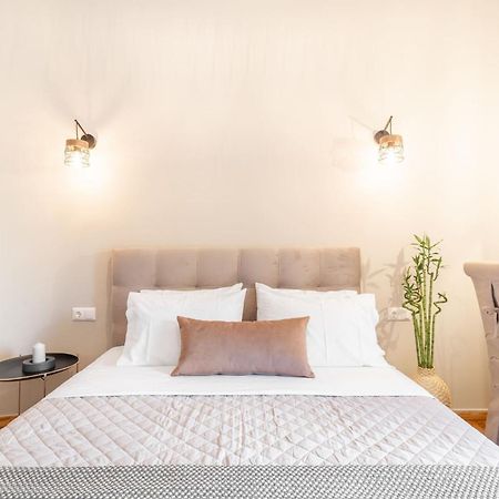 Deluxe 3-Bdrm Urban-Industrial Apt At Acropolis Афины Экстерьер фото