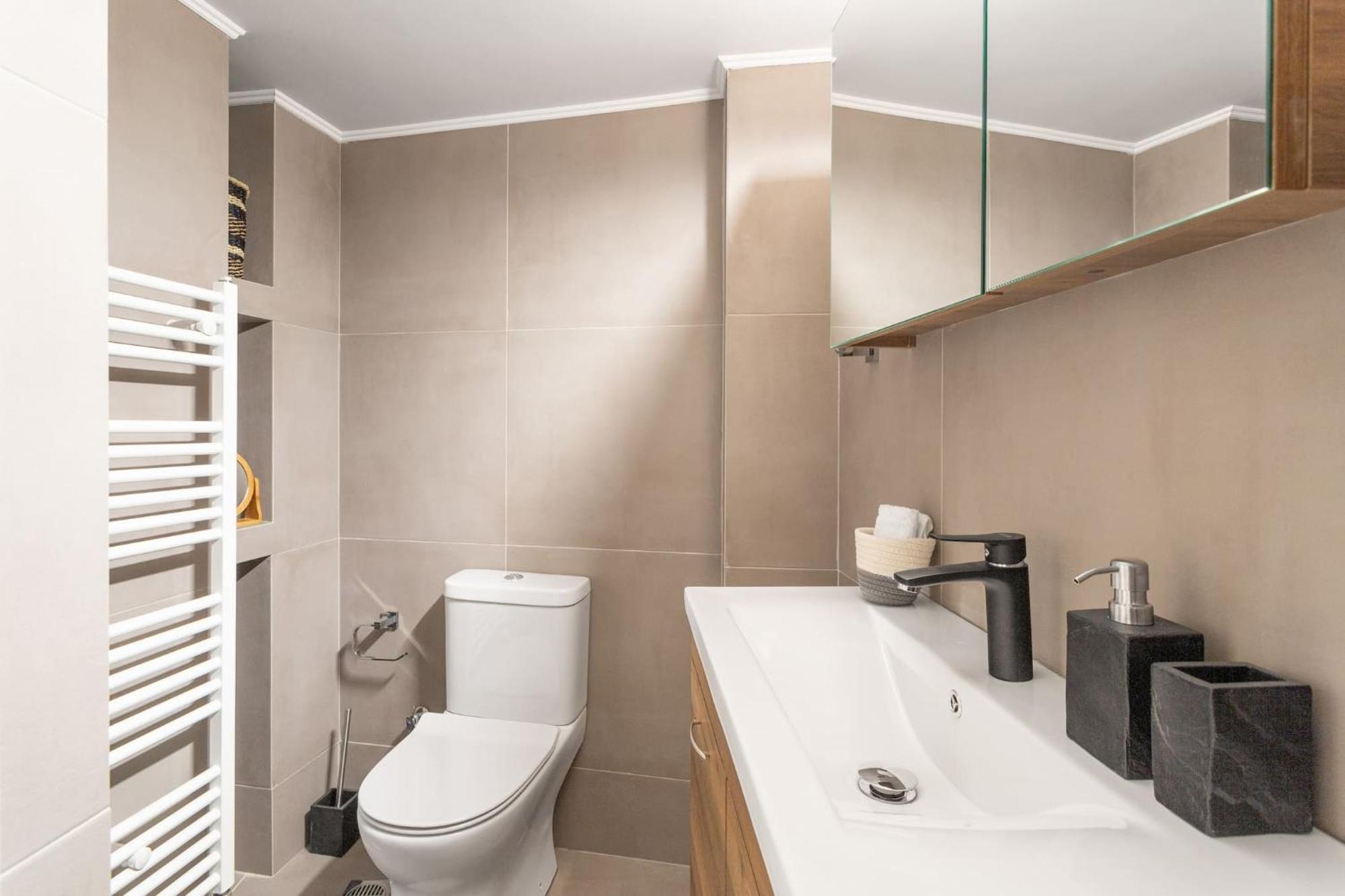 Deluxe 3-Bdrm Urban-Industrial Apt At Acropolis Афины Экстерьер фото