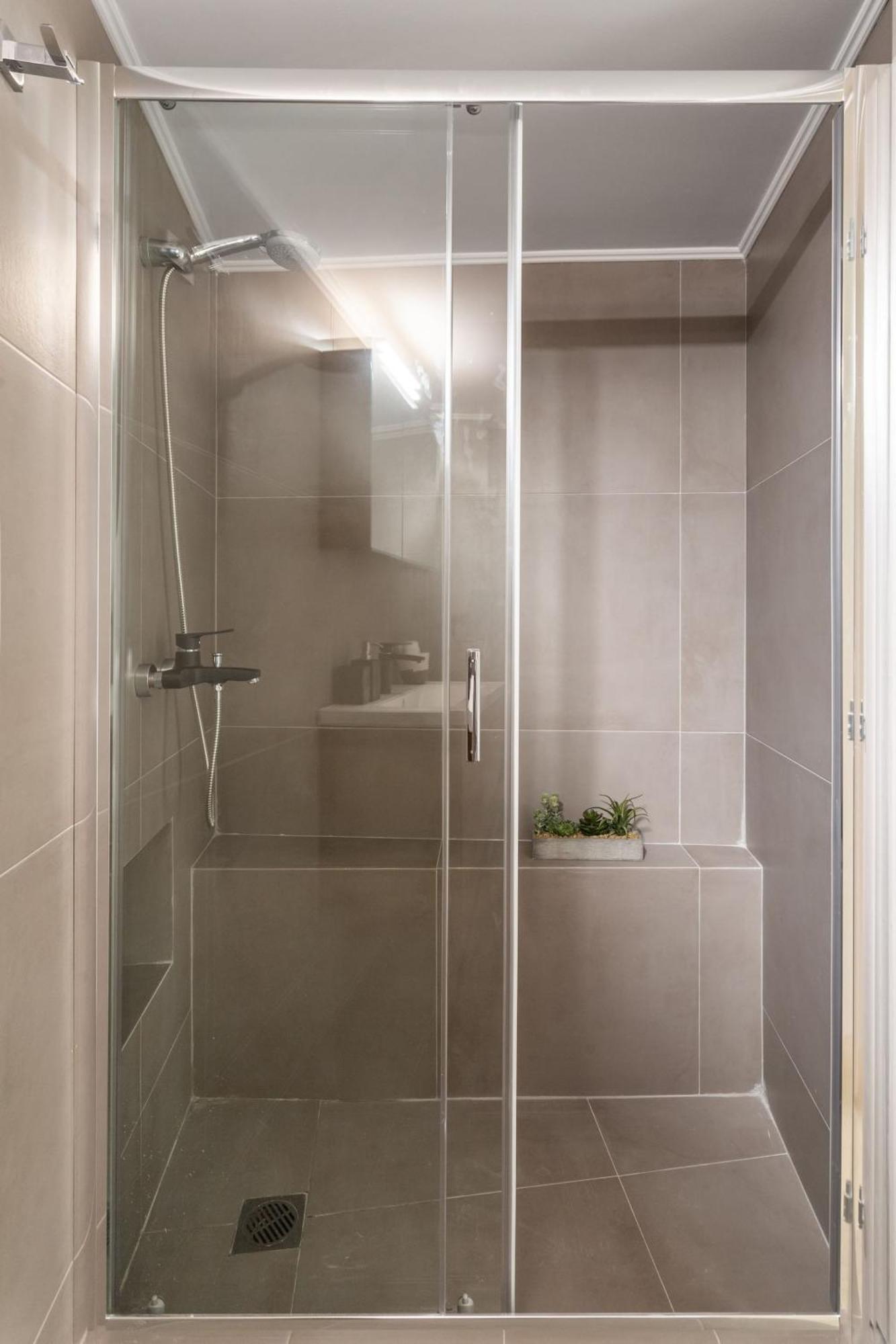 Deluxe 3-Bdrm Urban-Industrial Apt At Acropolis Афины Экстерьер фото