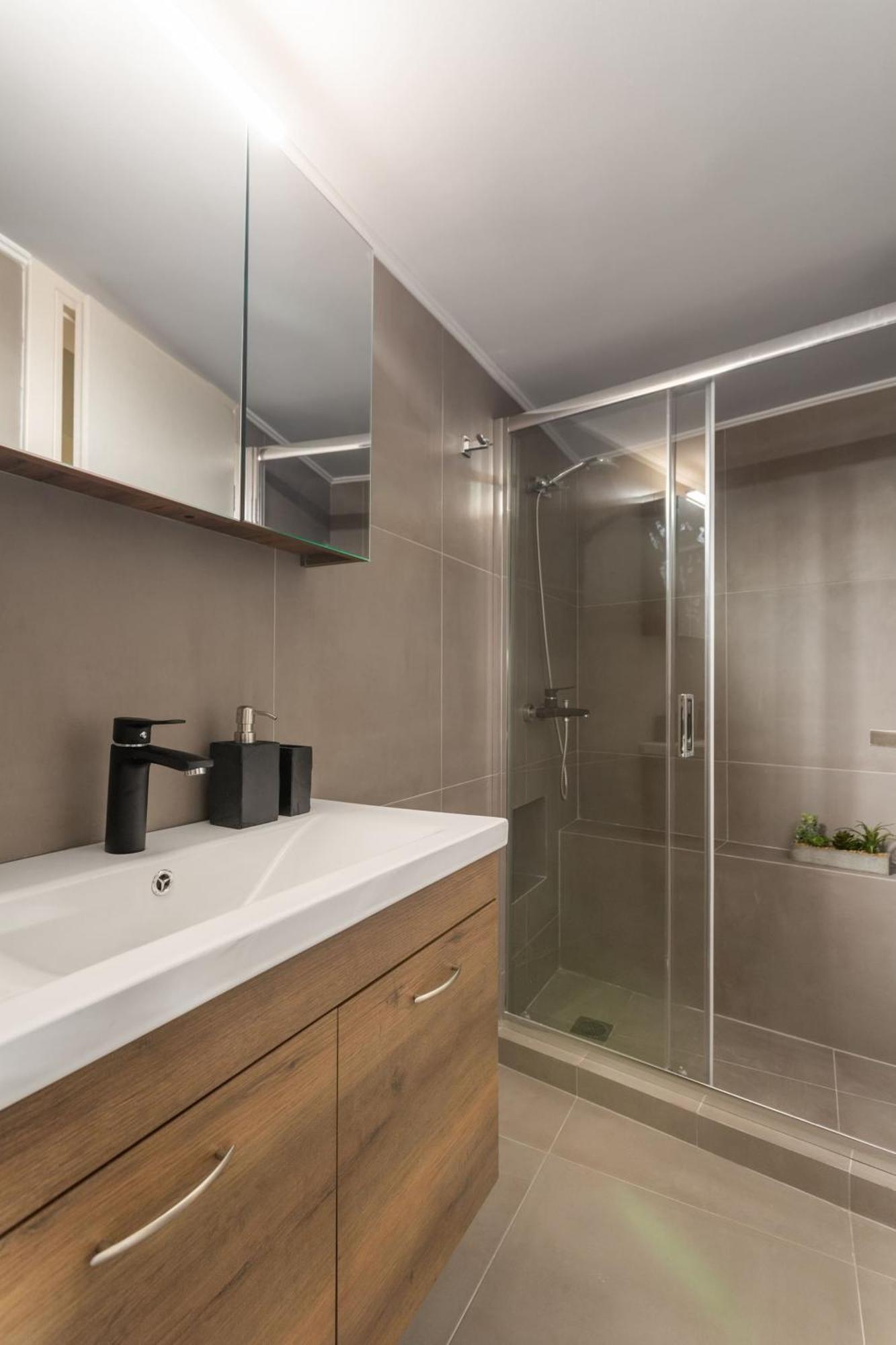 Deluxe 3-Bdrm Urban-Industrial Apt At Acropolis Афины Экстерьер фото