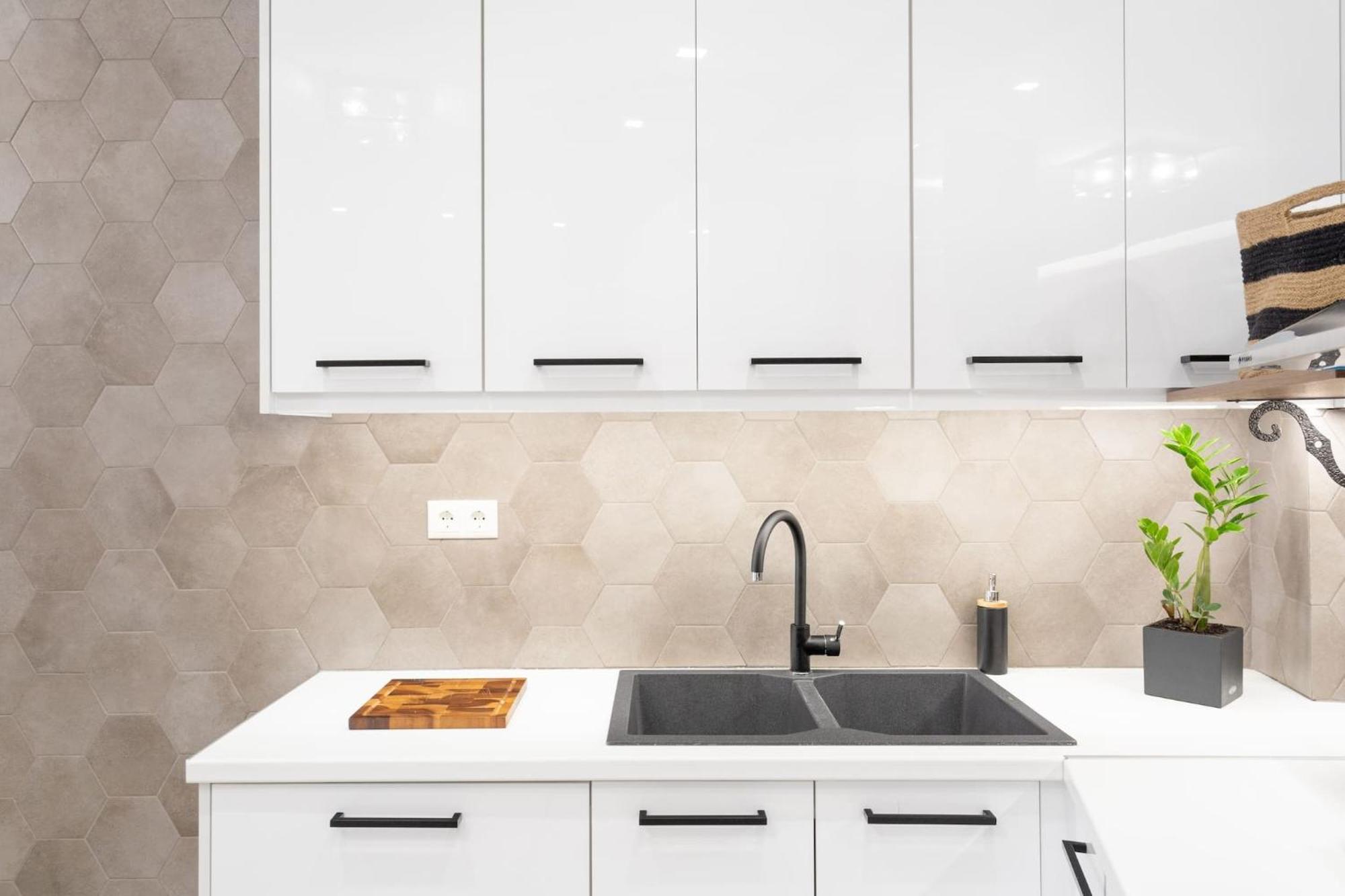 Deluxe 3-Bdrm Urban-Industrial Apt At Acropolis Афины Экстерьер фото
