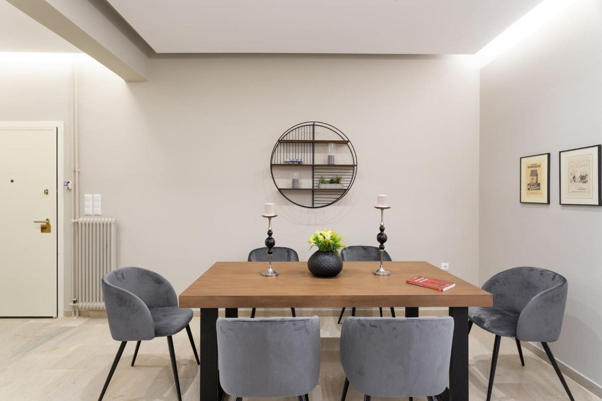 Deluxe 3-Bdrm Urban-Industrial Apt At Acropolis Афины Экстерьер фото