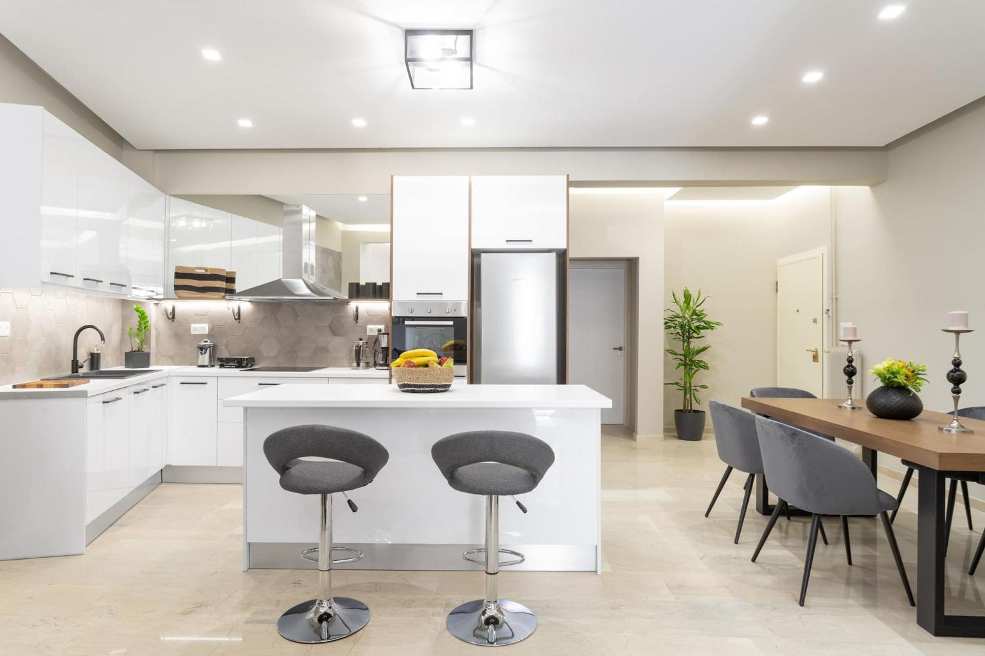 Deluxe 3-Bdrm Urban-Industrial Apt At Acropolis Афины Экстерьер фото