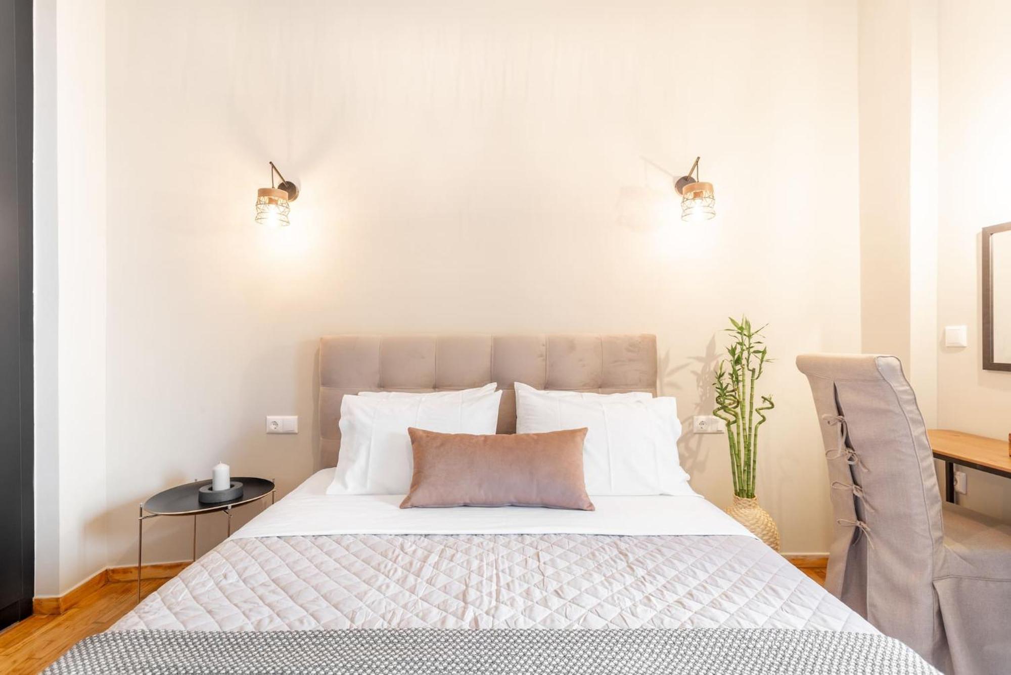 Deluxe 3-Bdrm Urban-Industrial Apt At Acropolis Афины Экстерьер фото