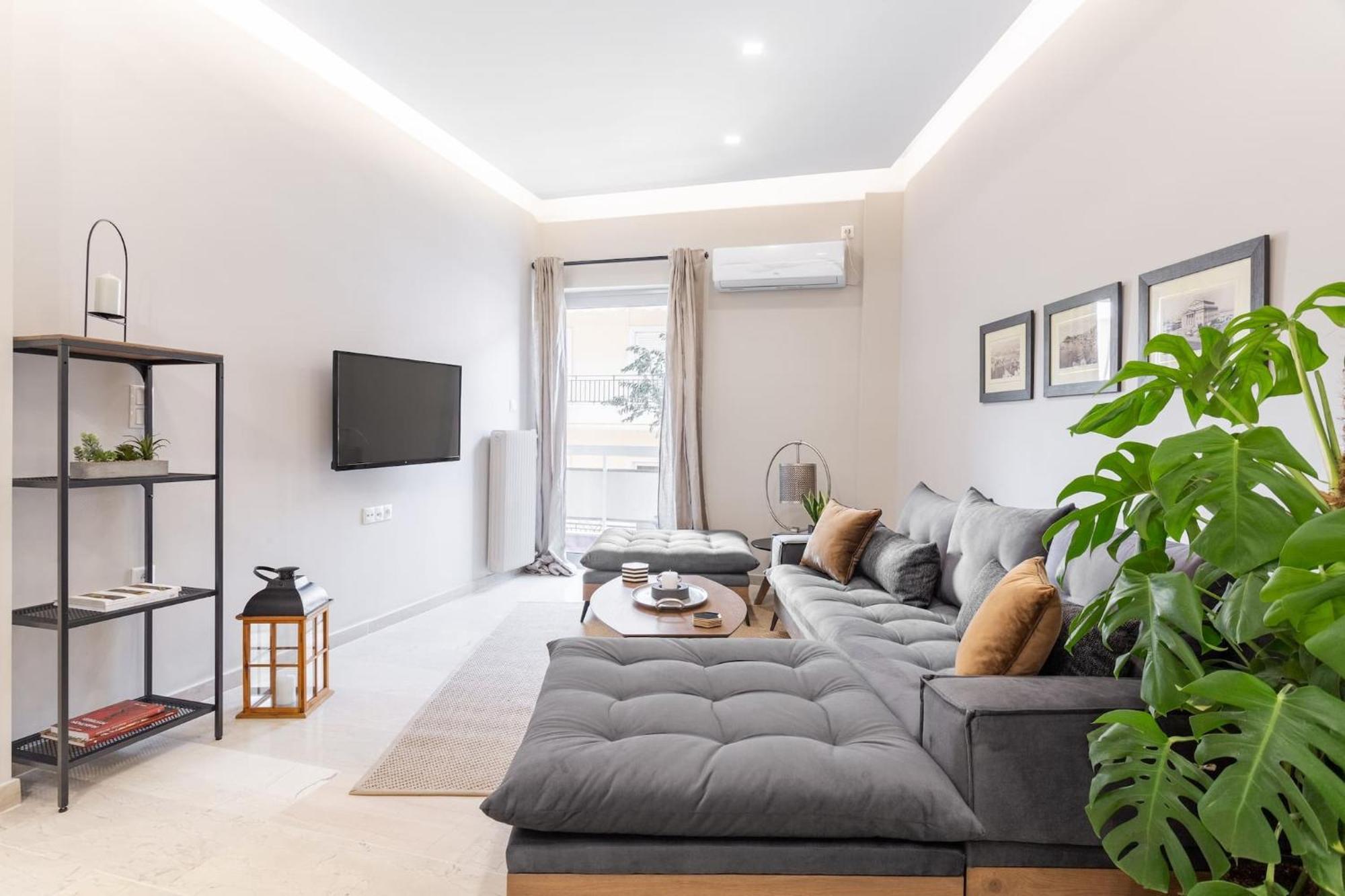 Deluxe 3-Bdrm Urban-Industrial Apt At Acropolis Афины Экстерьер фото