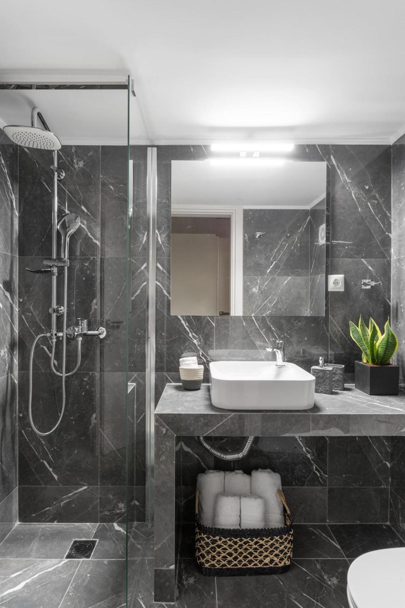 Deluxe 3-Bdrm Urban-Industrial Apt At Acropolis Афины Экстерьер фото