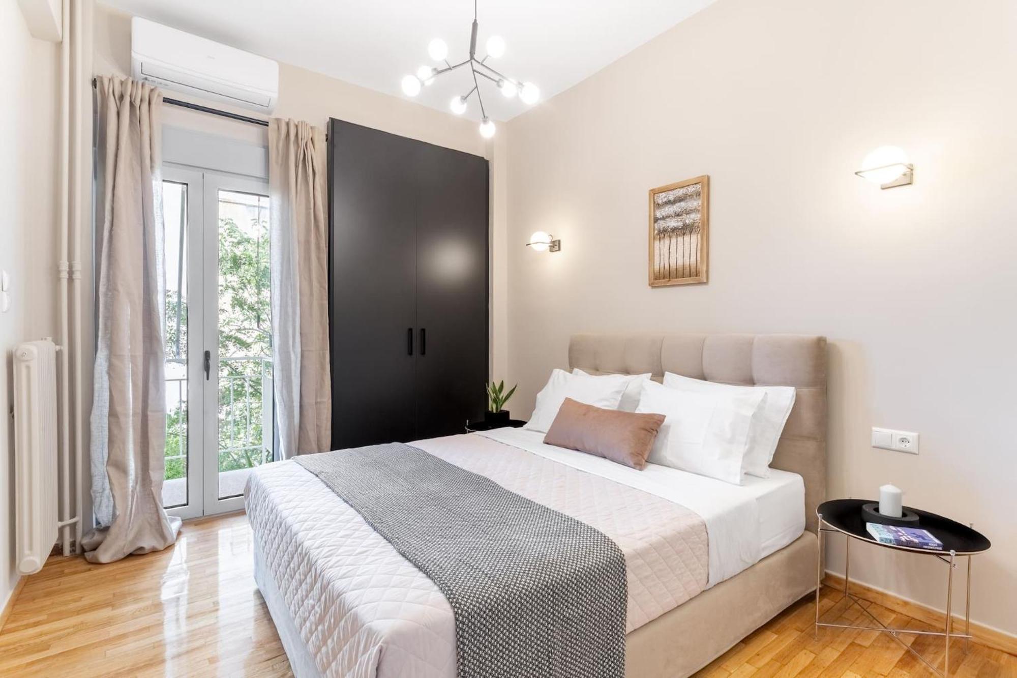 Deluxe 3-Bdrm Urban-Industrial Apt At Acropolis Афины Экстерьер фото