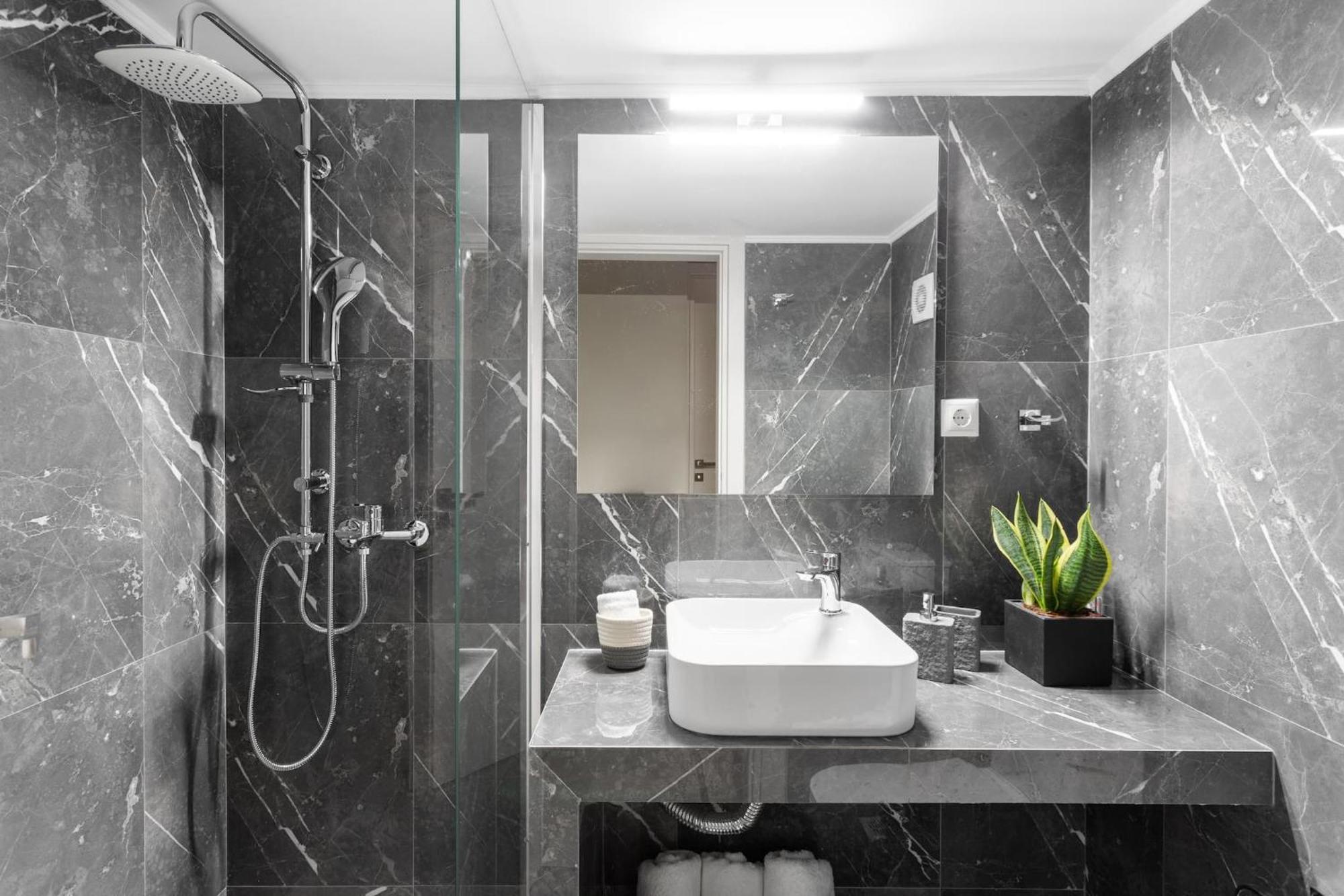 Deluxe 3-Bdrm Urban-Industrial Apt At Acropolis Афины Экстерьер фото