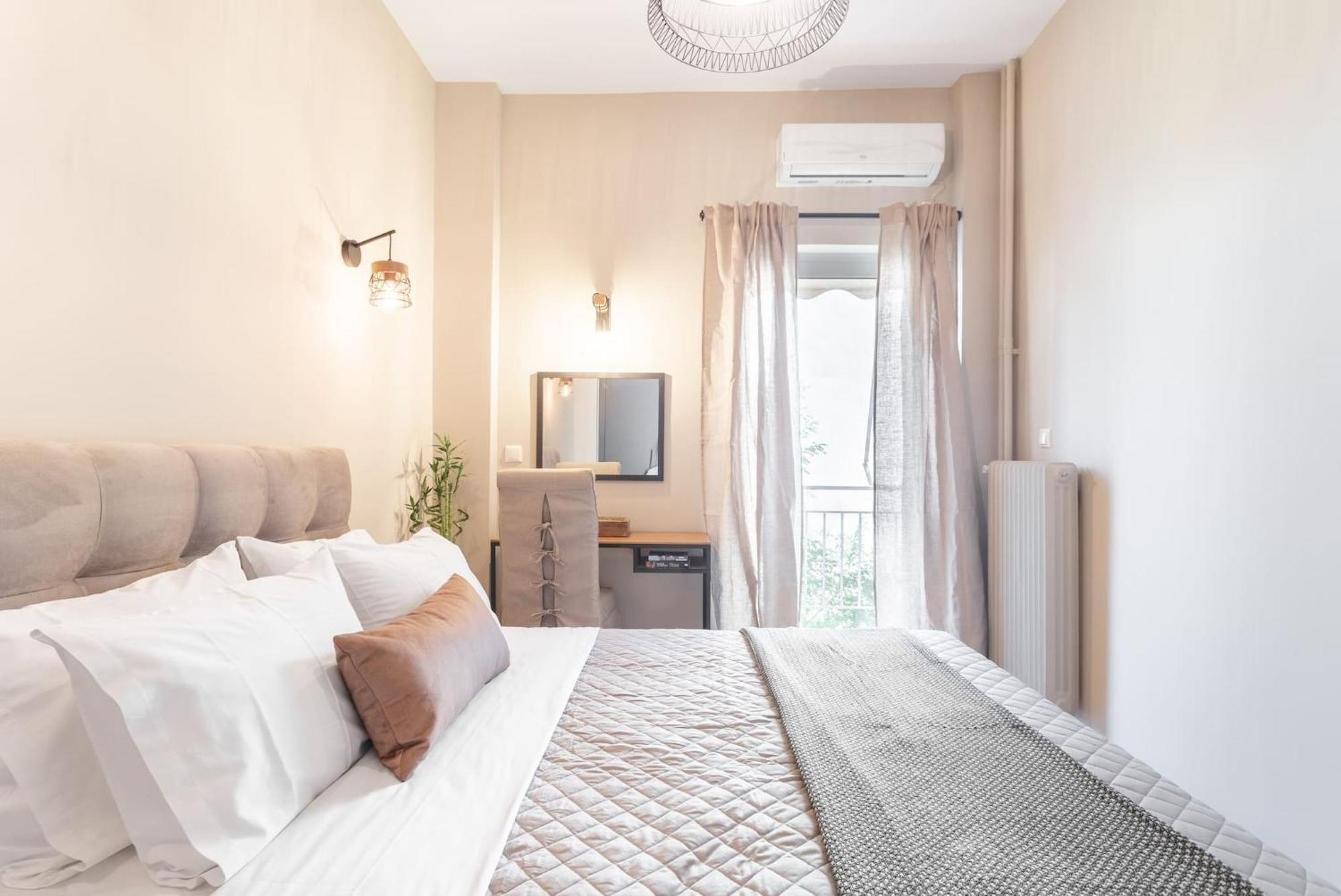 Deluxe 3-Bdrm Urban-Industrial Apt At Acropolis Афины Экстерьер фото
