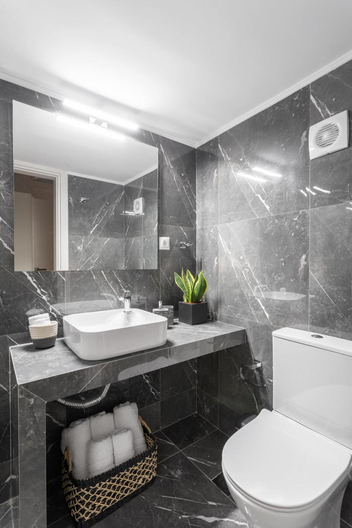 Deluxe 3-Bdrm Urban-Industrial Apt At Acropolis Афины Экстерьер фото